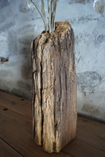 drevená váza zo starého dreva
