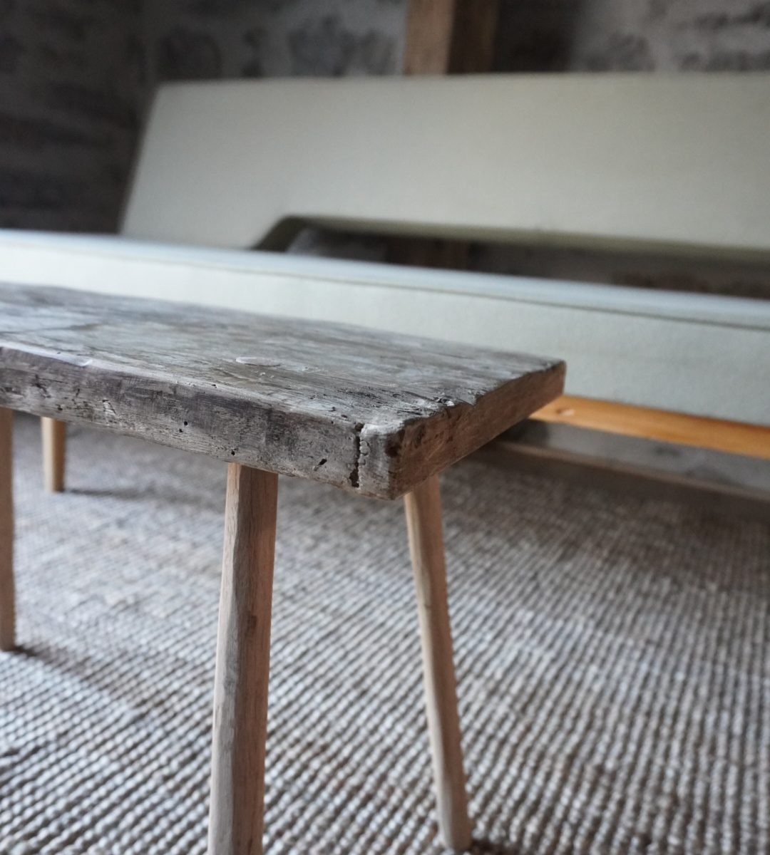 Starý drevený stolček hokerlík
