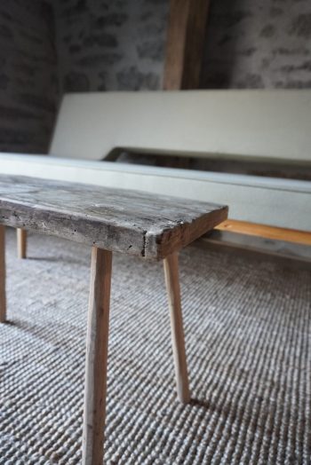 Starý drevený stolček hokerlík